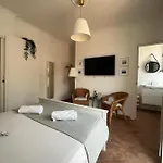 House Bed & Breakfast 4*